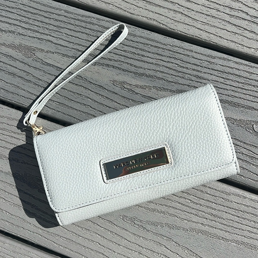 ❄️ NWOT Marc New York Gray Wristlet
